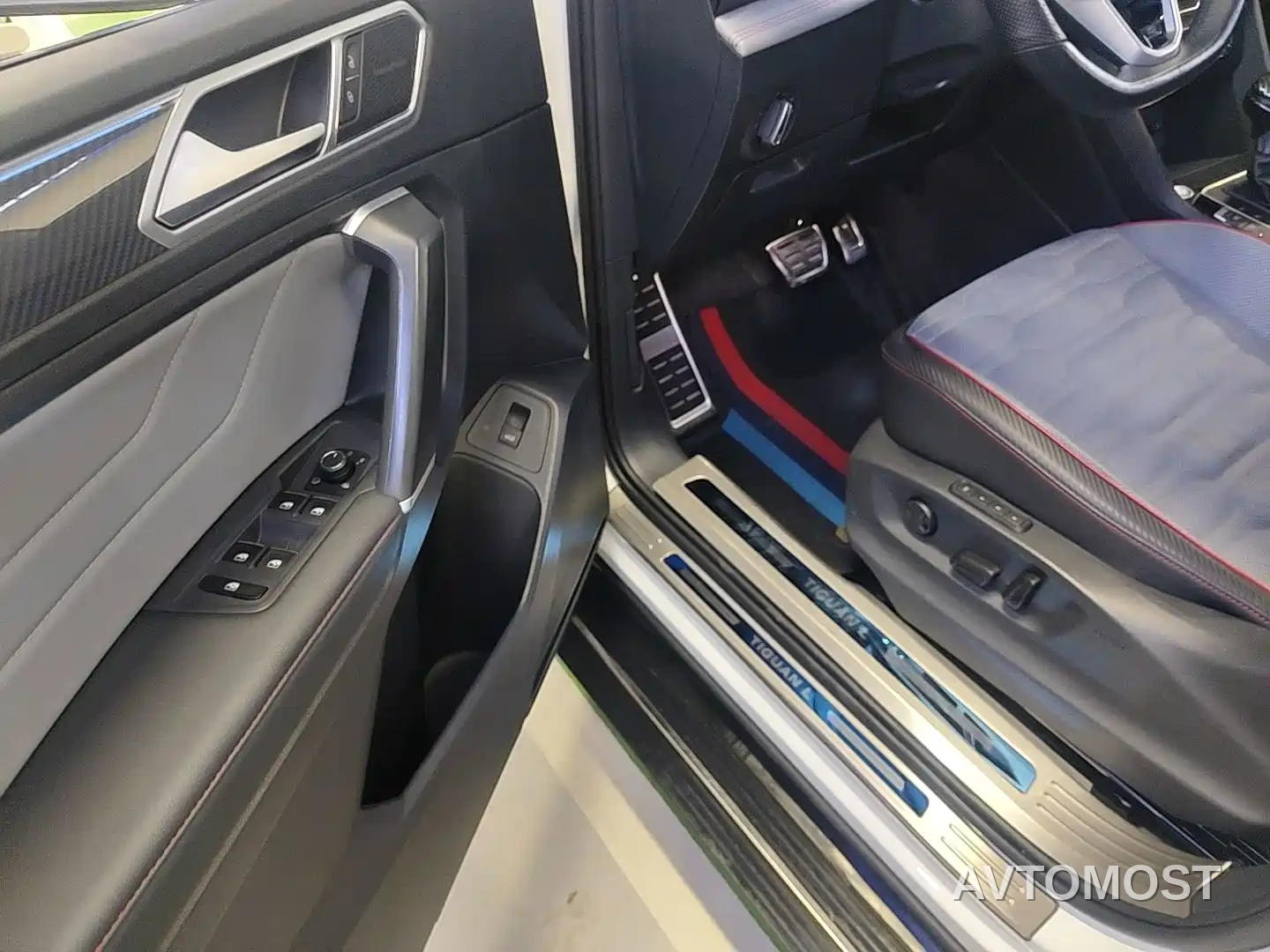 Volkswagen Tiguan L 2022 380TSI Automatic 4WD R-Line Flagship 7-Seater — фото 3