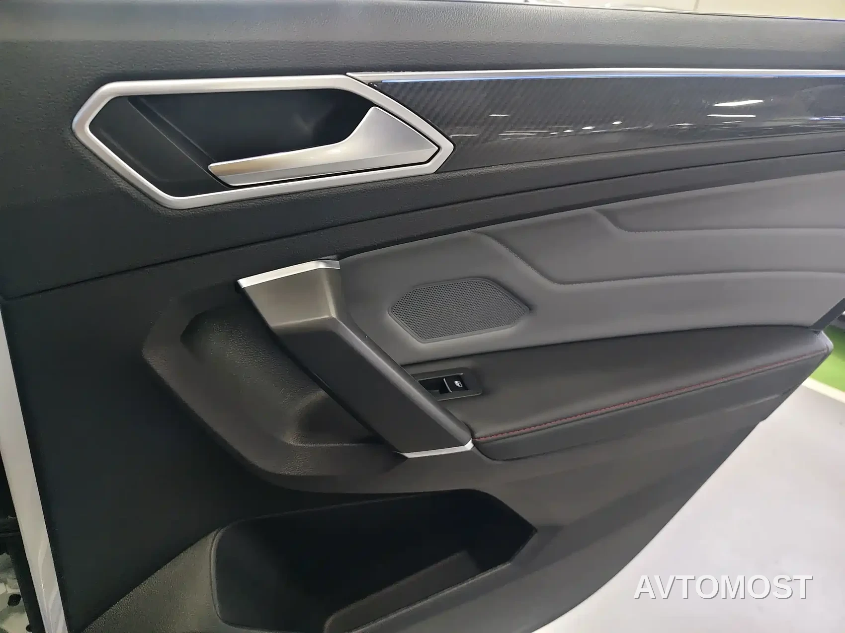 Volkswagen Tiguan L 2022 380TSI Automatic 4WD R-Line Flagship 7-Seater — фото 8