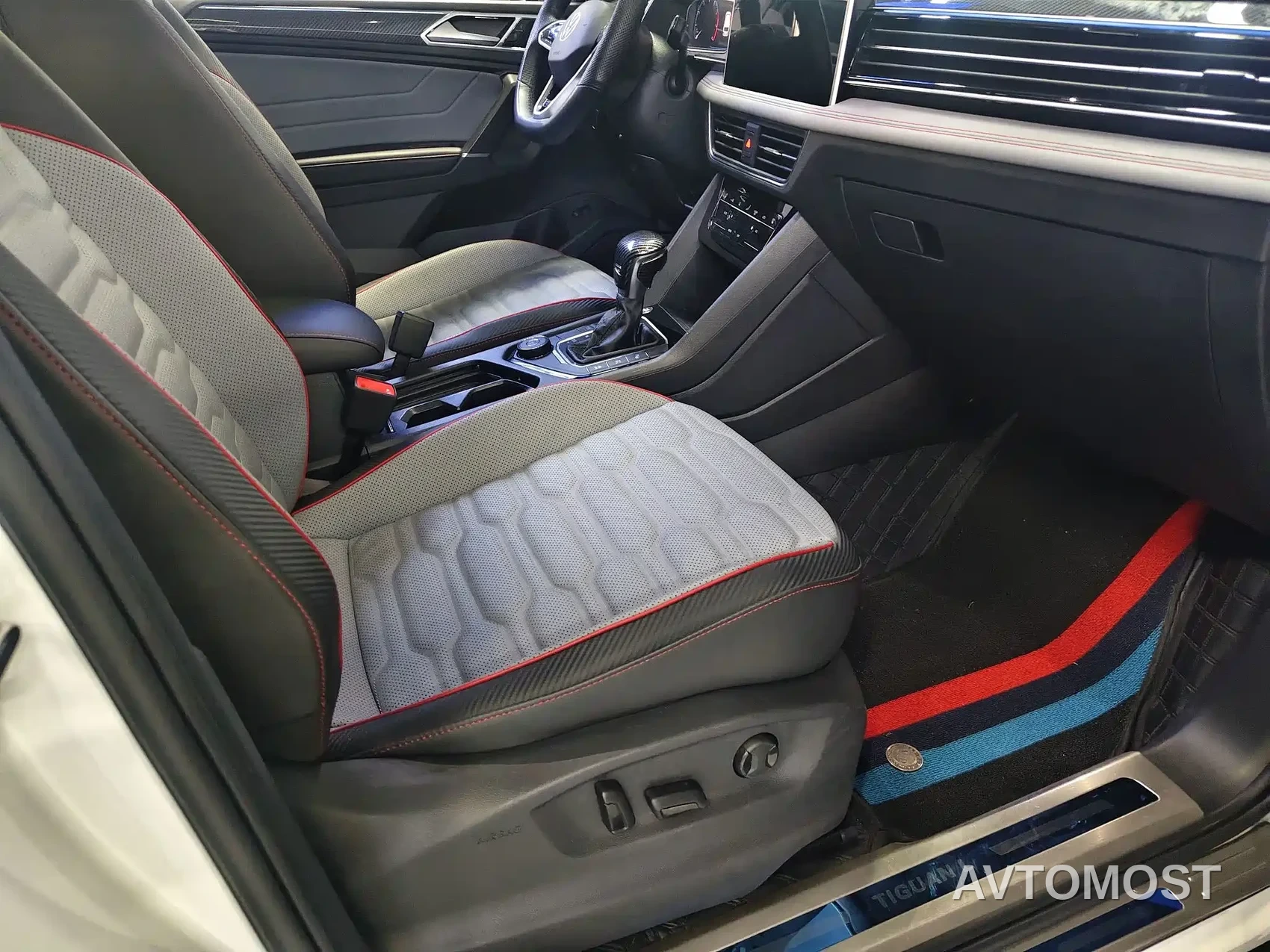 Volkswagen Tiguan L 2022 380TSI Automatic 4WD R-Line Flagship 7-Seater — фото 9