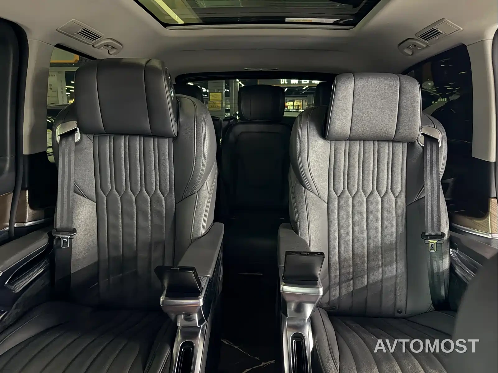 Mercedes-Benz V-Class 2024 V 300 Pilot Edition — фото 13