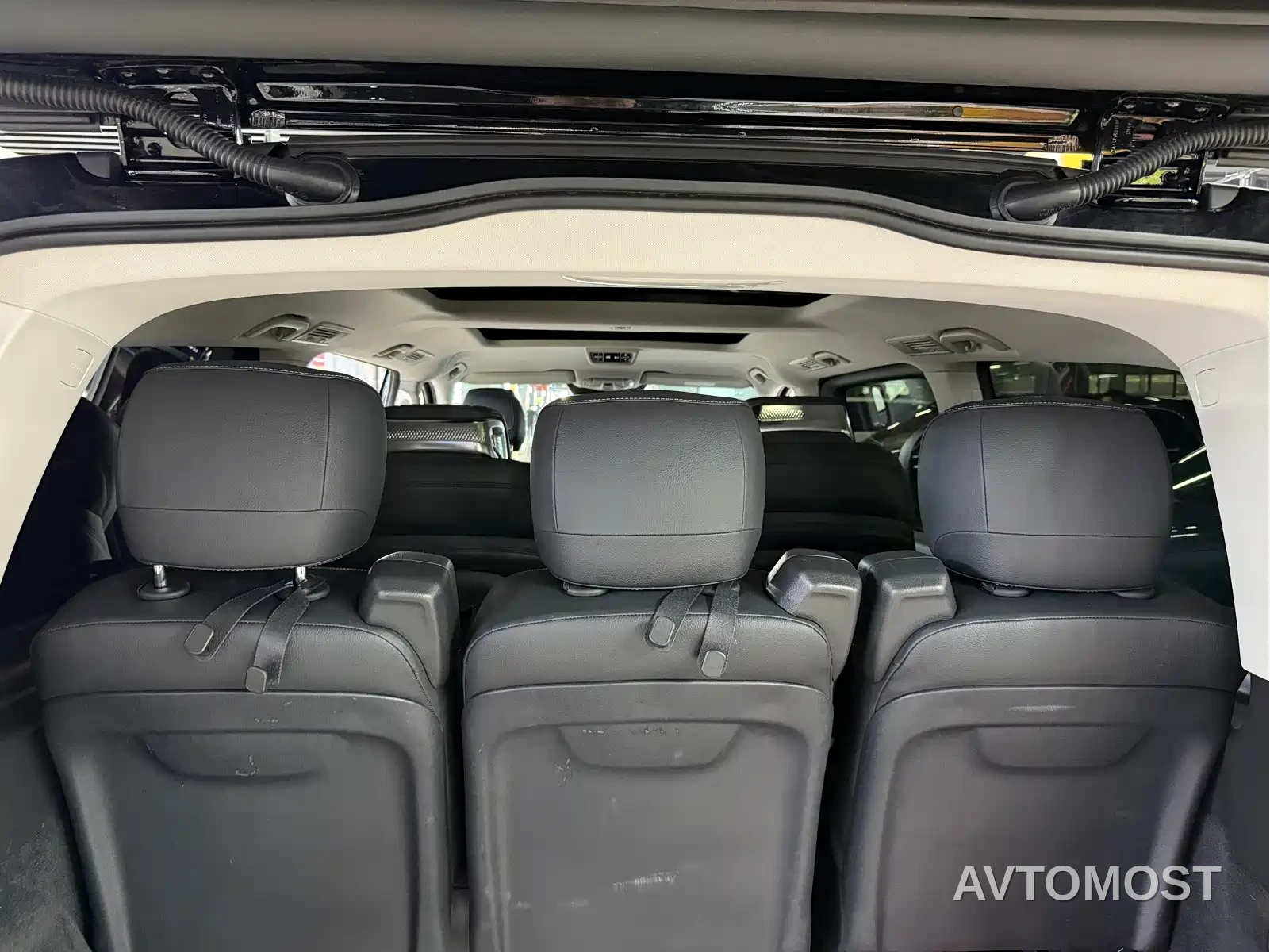 Mercedes-Benz V-Class 2024 V 300 Pilot Edition — фото 15