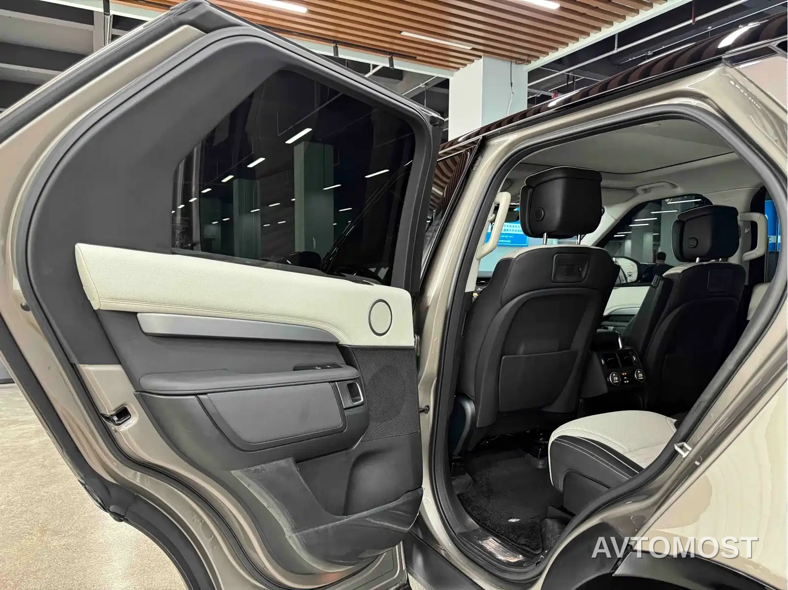 Land Rover Discovery 2021 360PS R-Dynamic HSE — фото 9
