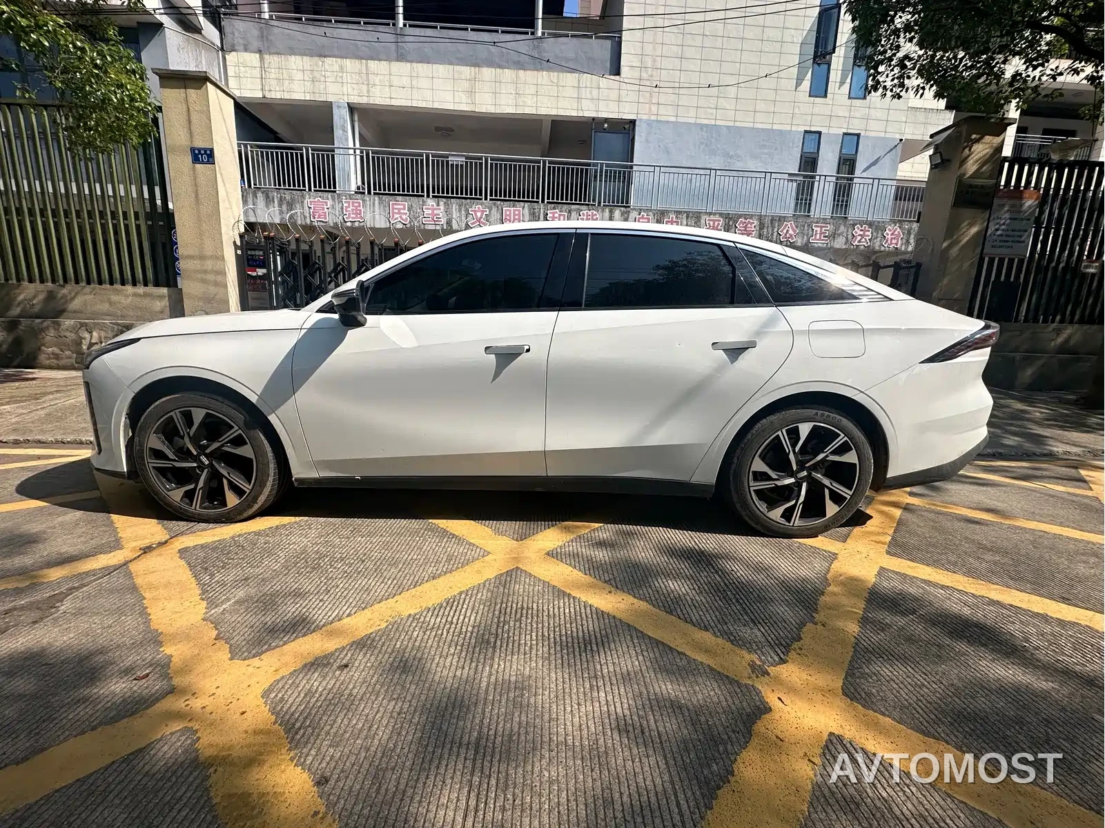 Geely Galaxy L6 2024 125km PLUS Soaring Dragon Edition — фото 4