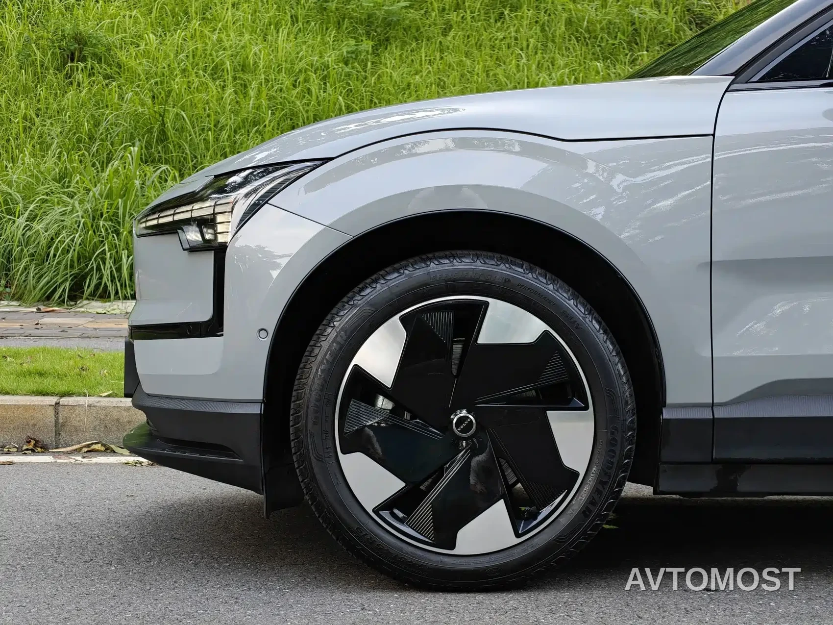 Volvo EX30 2025 RWD Long Range Ultra — фото 2