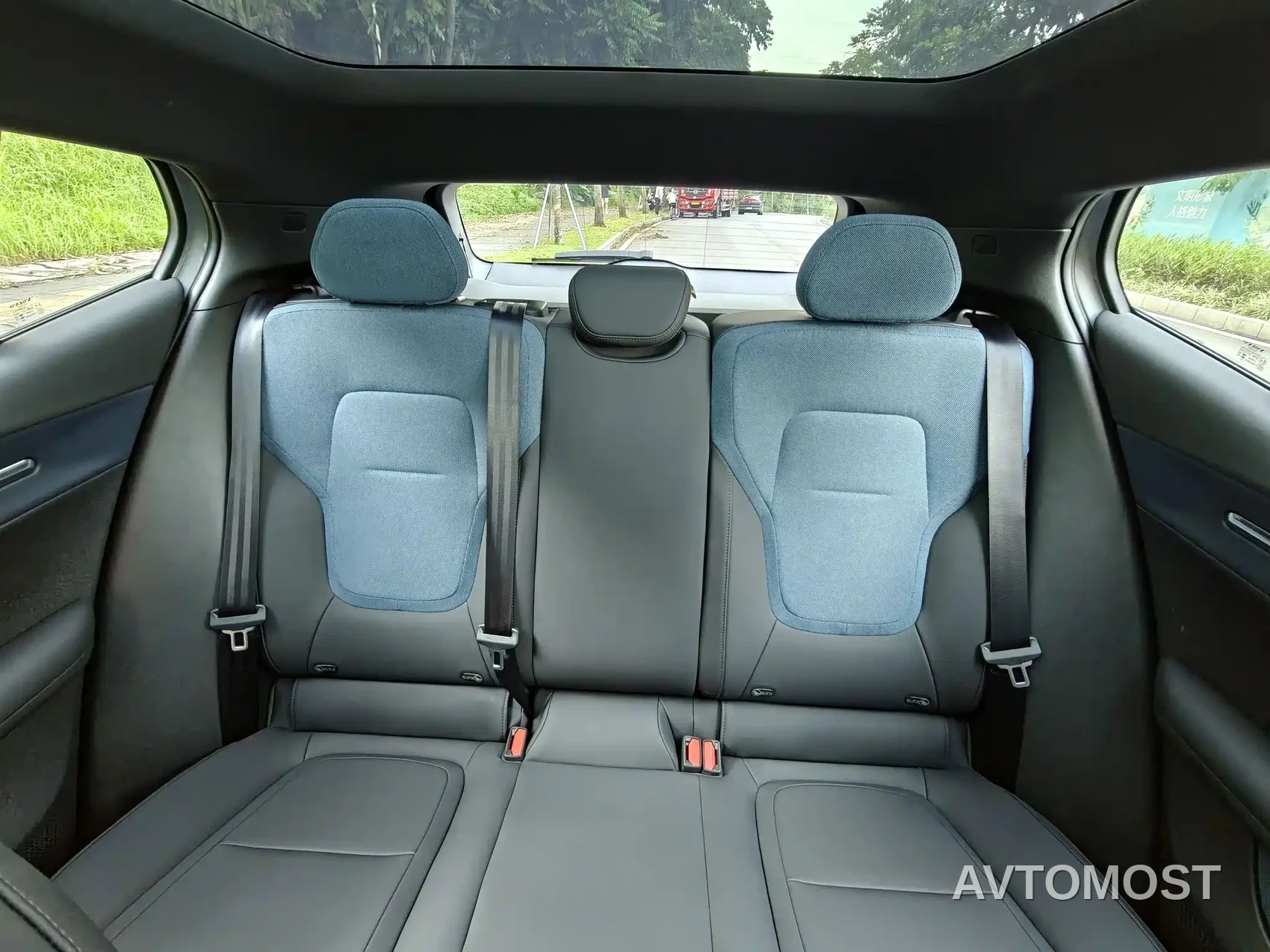 Volvo EX30 2025 RWD Long Range Ultra — фото 13