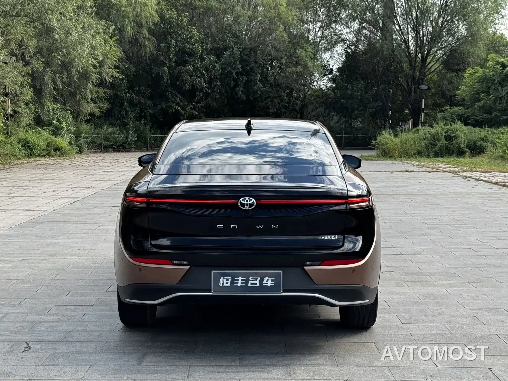 Toyota Crown SportCross 2023 2.5L SportCross HEV FWD Premium Edition — фото 4