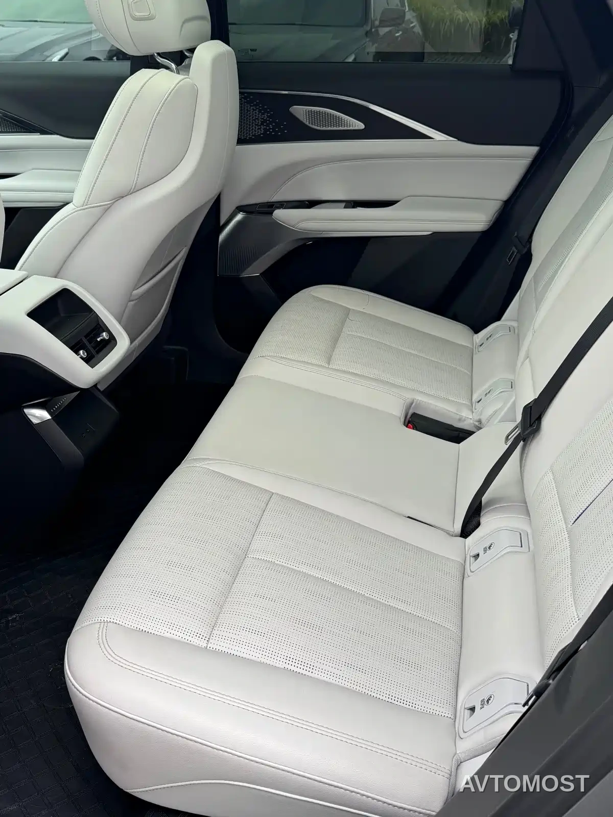 Cadillac IQ Rui Ge 2022 RWD Long Range Luxury Edition — фото 16