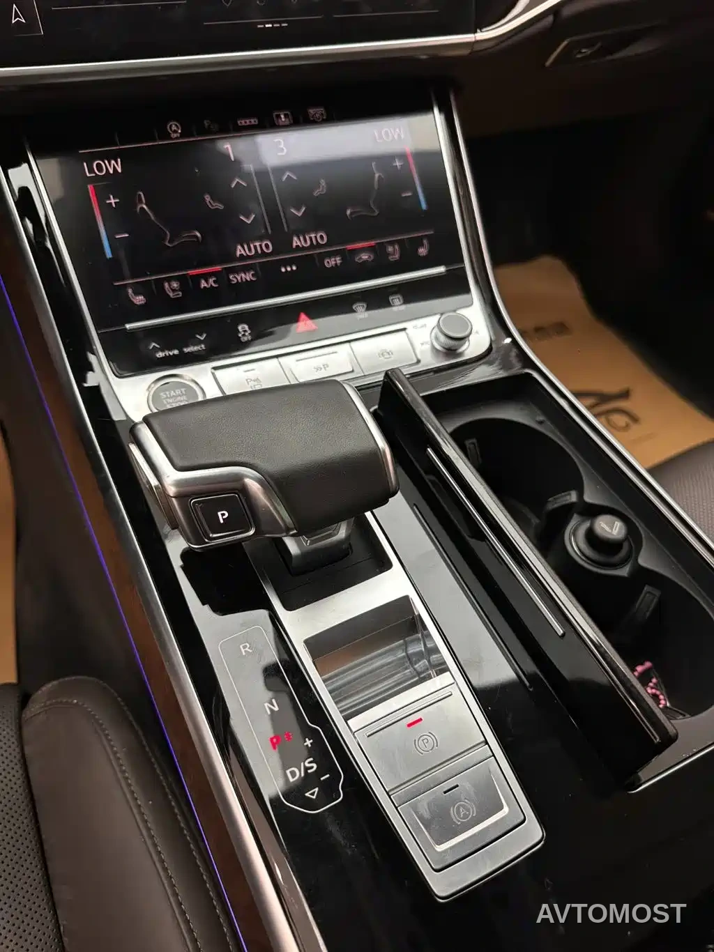 Audi A8 2022 A8L 50 TFSI quattro Luxury Collector's Edition — фото 15