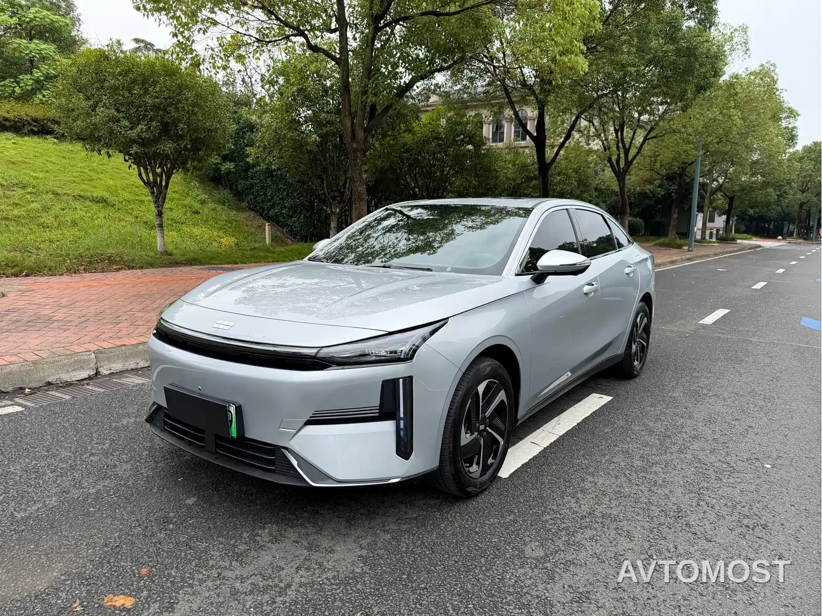 Geely Galaxy L6 2025 EM-i 140km Voyage Edition — фото 1