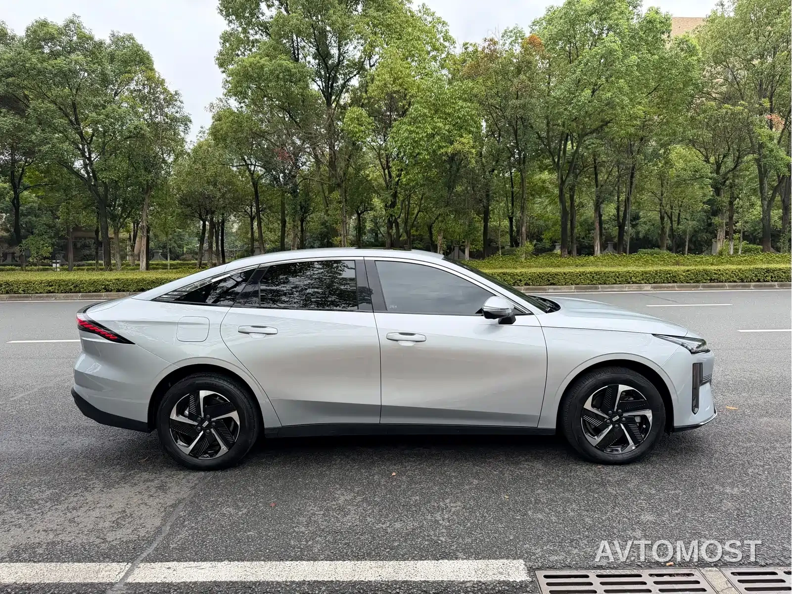 Geely Galaxy L6 2025 EM-i 140km Voyage Edition — фото 4