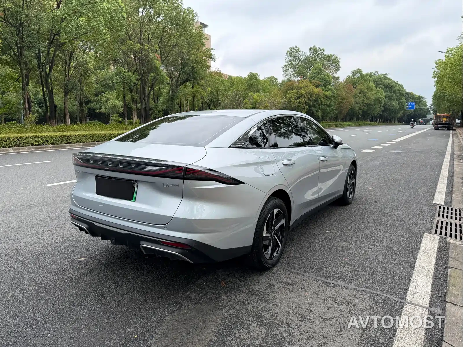 Geely Galaxy L6 2025 EM-i 140km Voyage Edition — фото 9