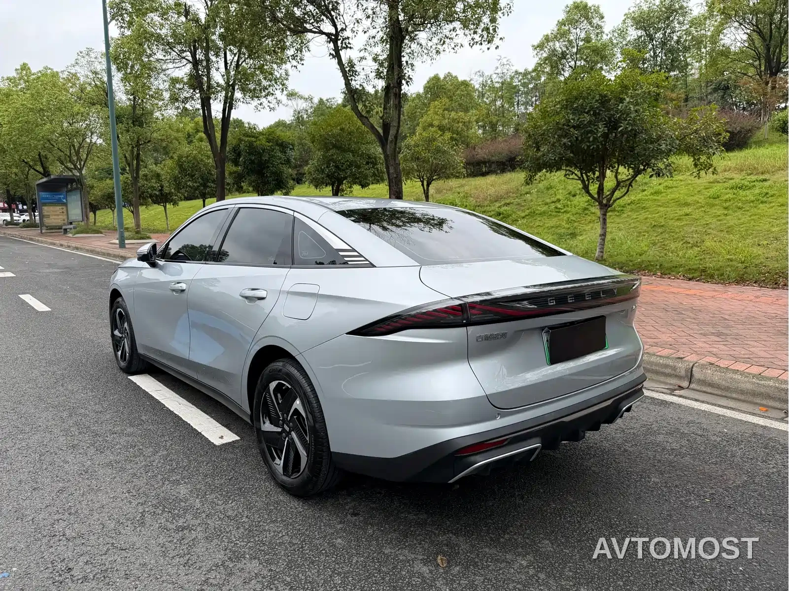 Geely Galaxy L6 2025 EM-i 140km Voyage Edition — фото 11