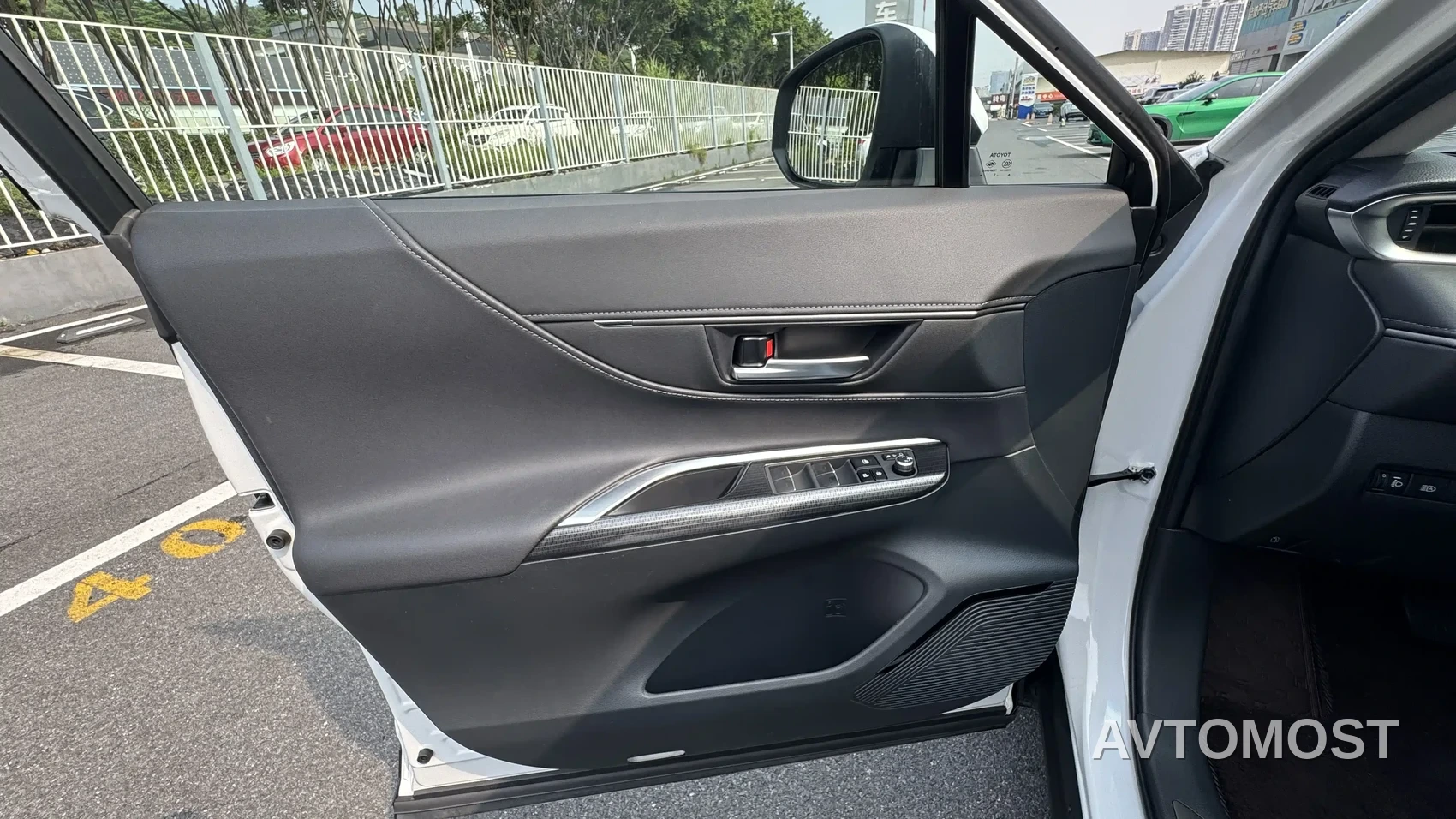 Toyota Venza 2023 2.5L Smart Hybrid FWD Premium — фото 8
