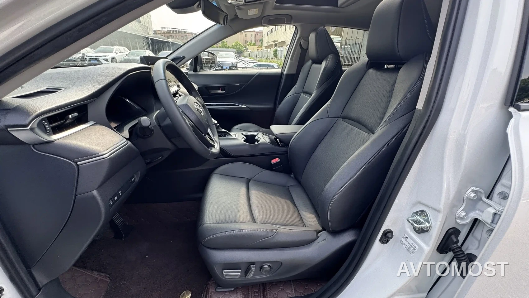Toyota Venza 2023 2.5L Smart Hybrid FWD Premium — фото 9