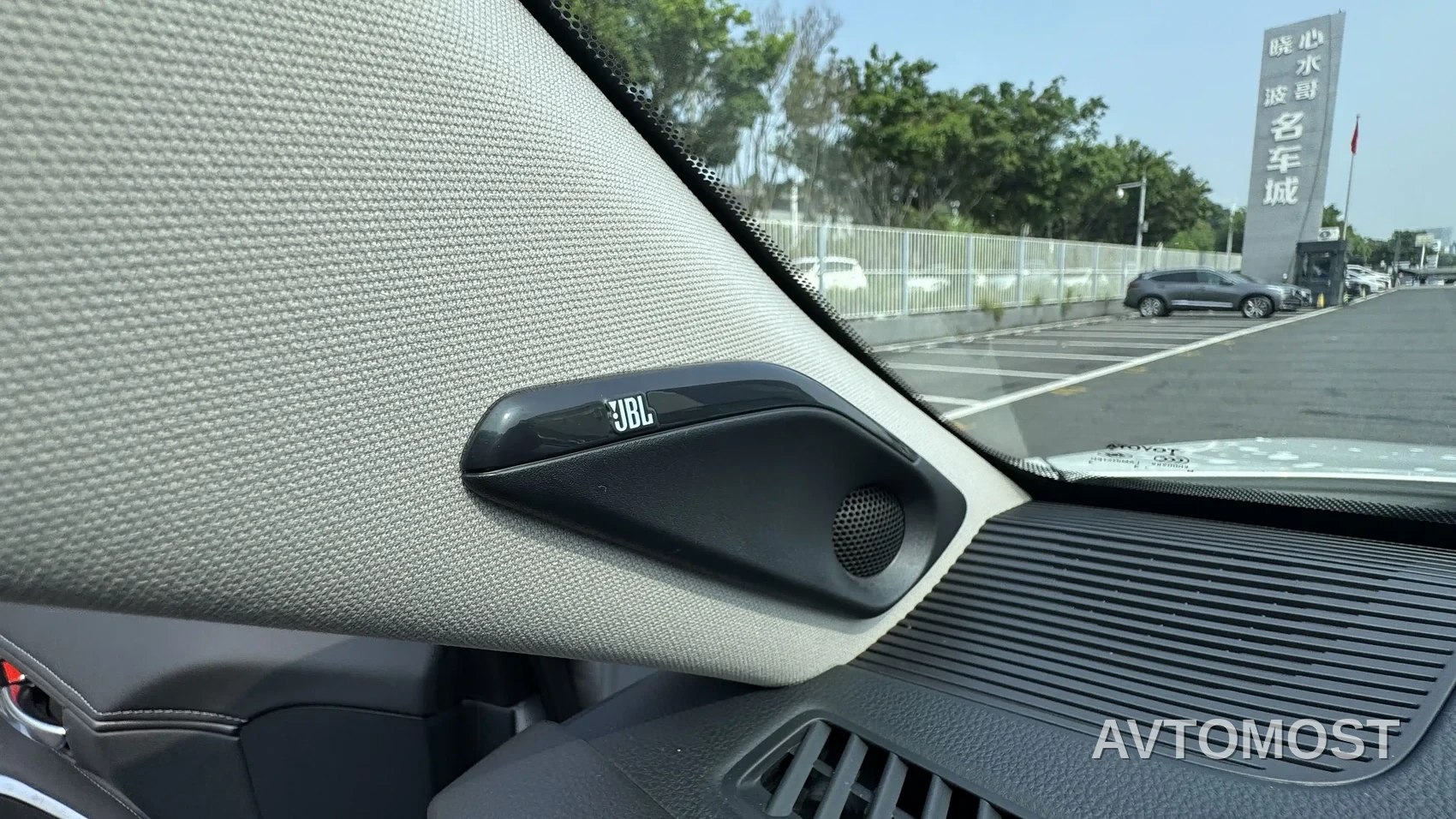 Toyota Venza 2023 2.5L Smart Hybrid FWD Premium — фото 10