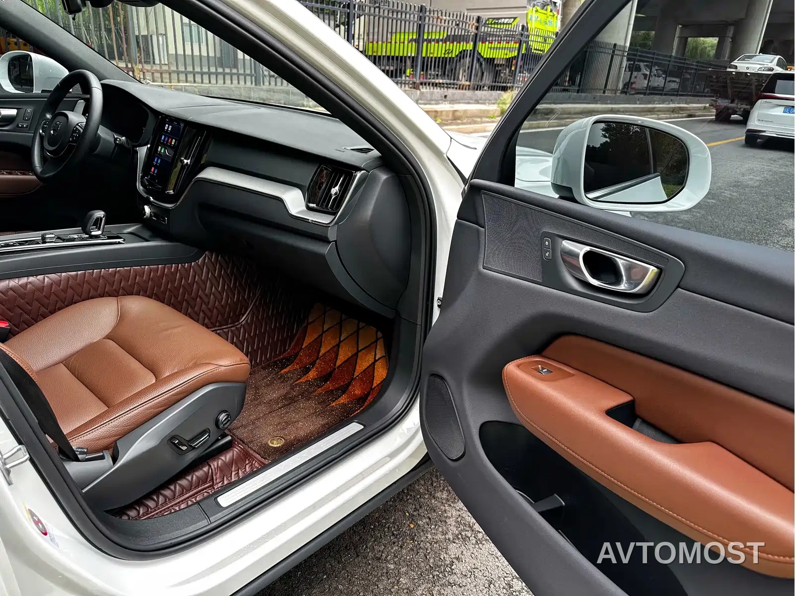 Volvo XC60 2024 B5 AWD Zhiyi Luxury Edition — фото 9