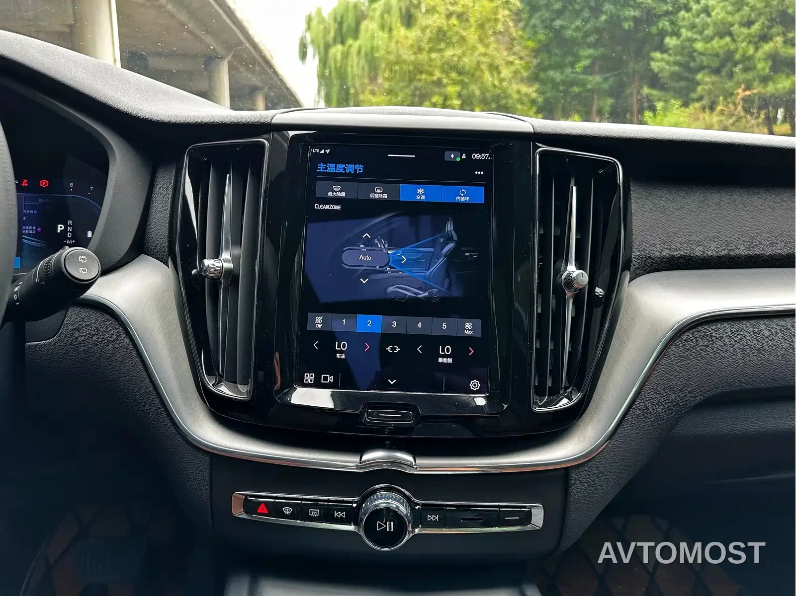 Volvo XC60 2024 B5 AWD Zhiyi Luxury Edition — фото 16