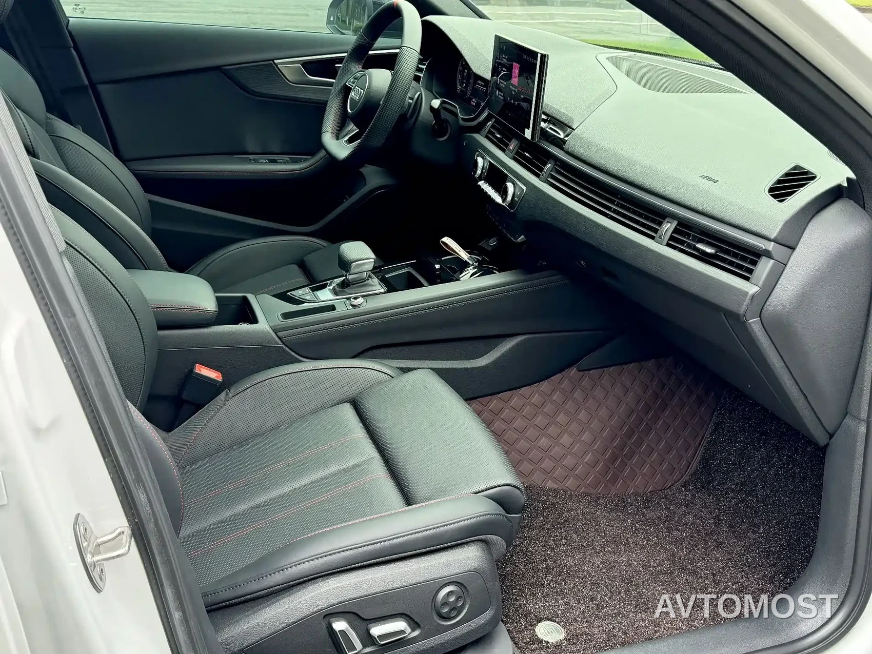 Audi A4L 2025 Model Year Facelift 2 Million Celebration Edition 40 TFSI Luxury Dynamic — фото 5