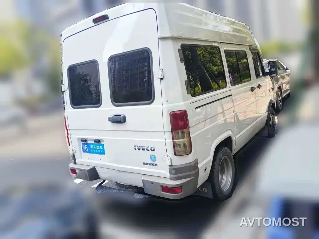 Iveco Daily 2021 Model 2.5T A35 M1 Passenger Vehicle 5-9 Seats Short Wheelbase Medium Roof Dual Tires Sliding Door — фото 2