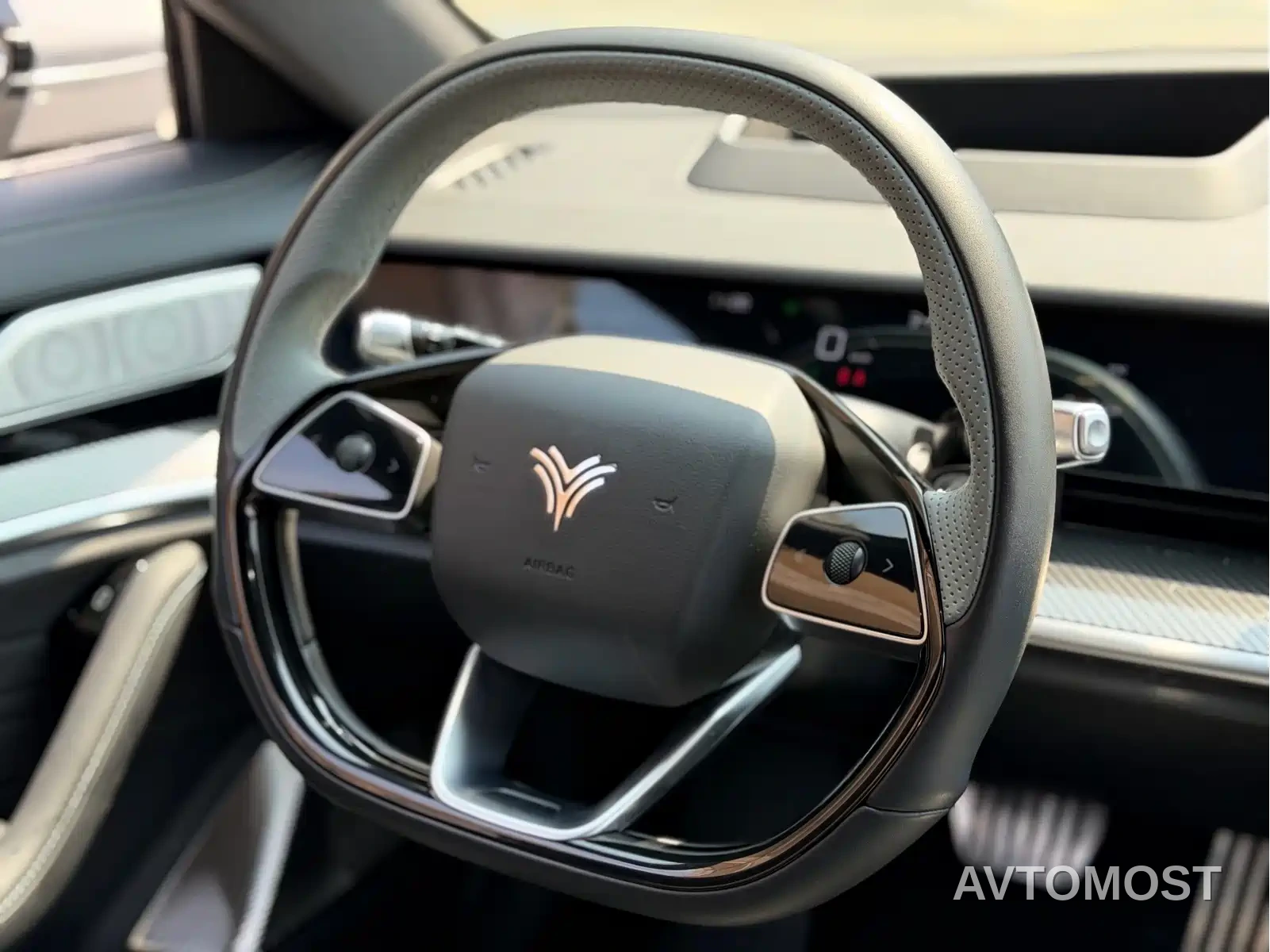 Nezha S Shooting Brake 2024 Pure Electric 510 Standard Edition — фото 9