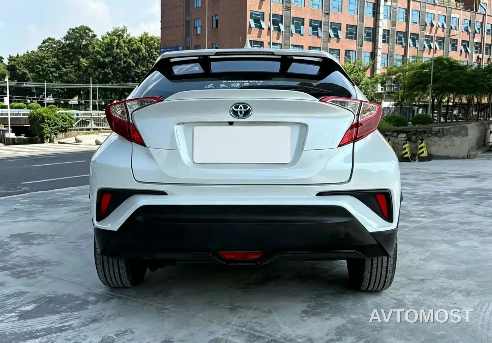 Toyota C-HR EV 2020 Luxury Sunroof Edition — фото 5
