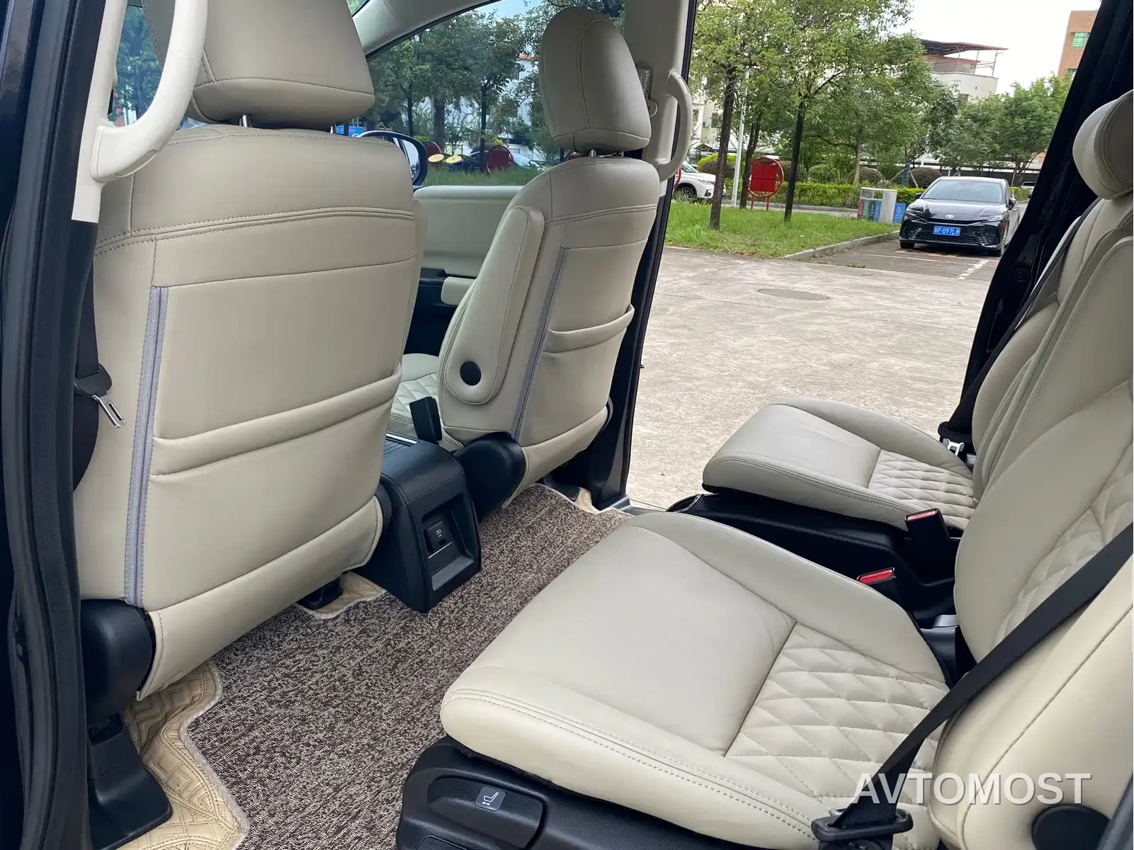 Honda Odyssey 2021 2.0L Sharp Comfort Edition — фото 8
