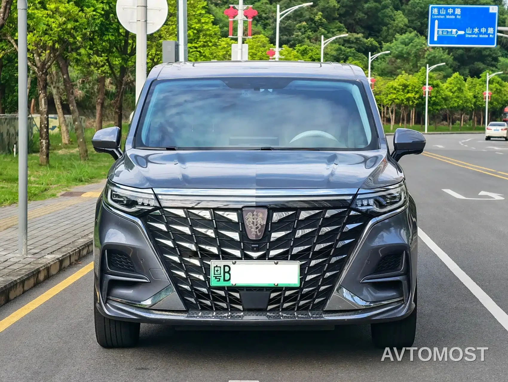 Roewe iMAX8 EV 2022 First Class Platinum Edition — фото 2