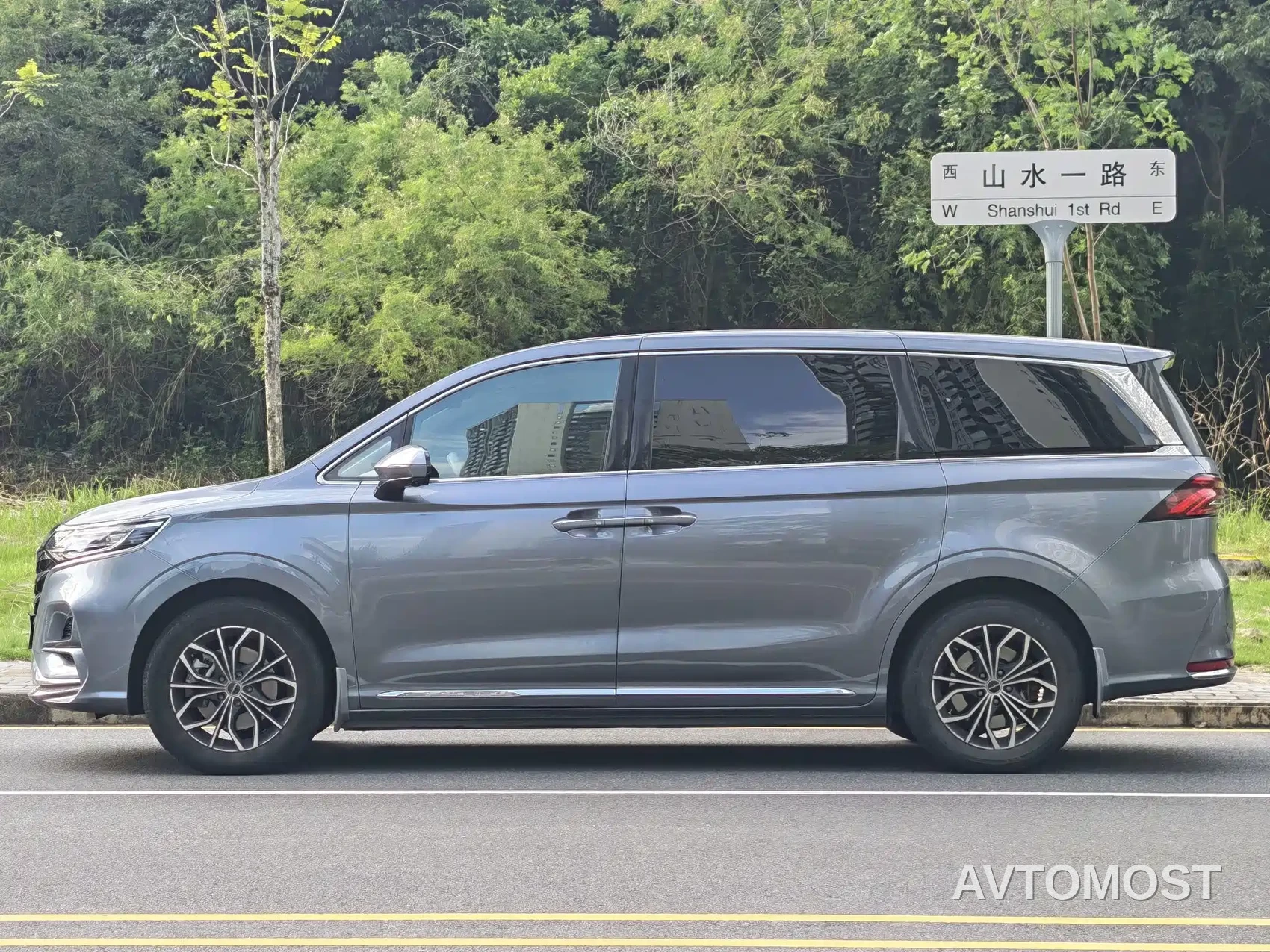 Roewe iMAX8 EV 2022 First Class Platinum Edition — фото 4