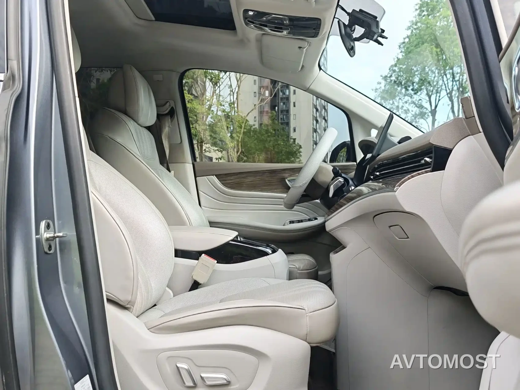 Roewe iMAX8 EV 2022 First Class Platinum Edition — фото 6