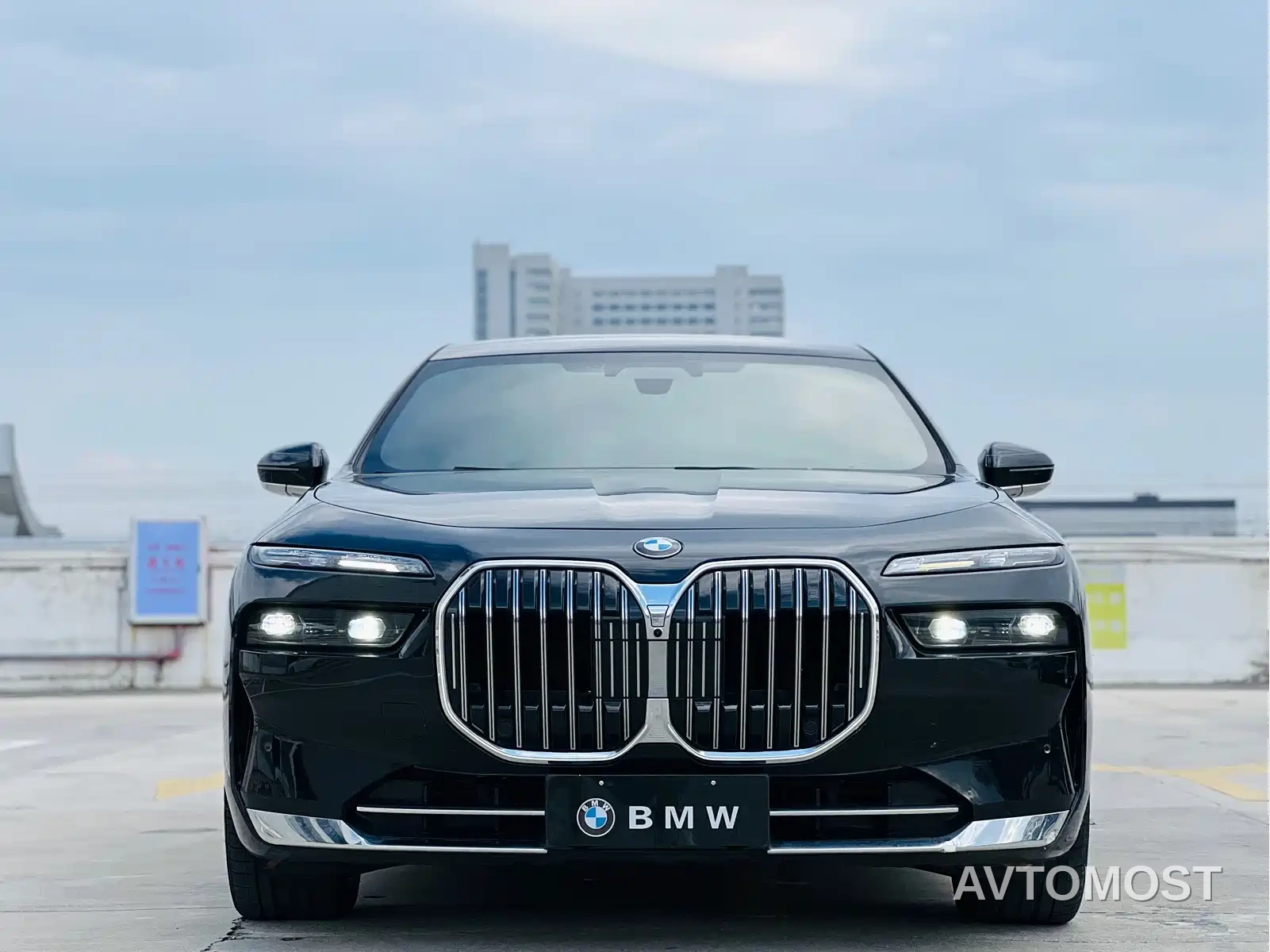 BMW 7 Series 2026 740Li Leading Luxury Package — фото 1