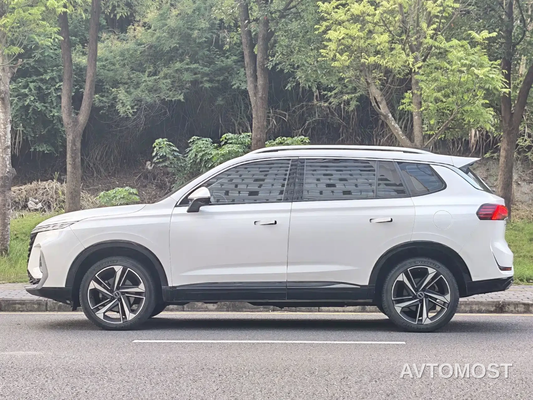 Roewe RX5 eMAX 2022 1.5T PHEV Fearless Honor Edition — фото 3