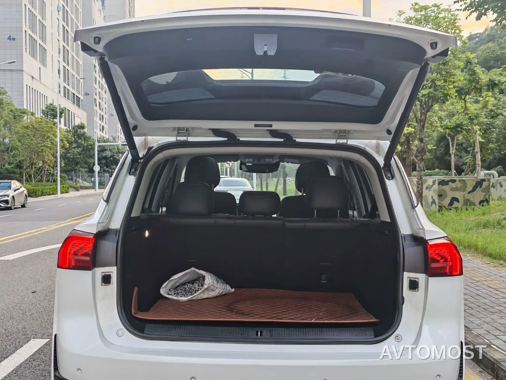 Roewe RX5 eMAX 2022 1.5T PHEV Fearless Honor Edition — фото 13