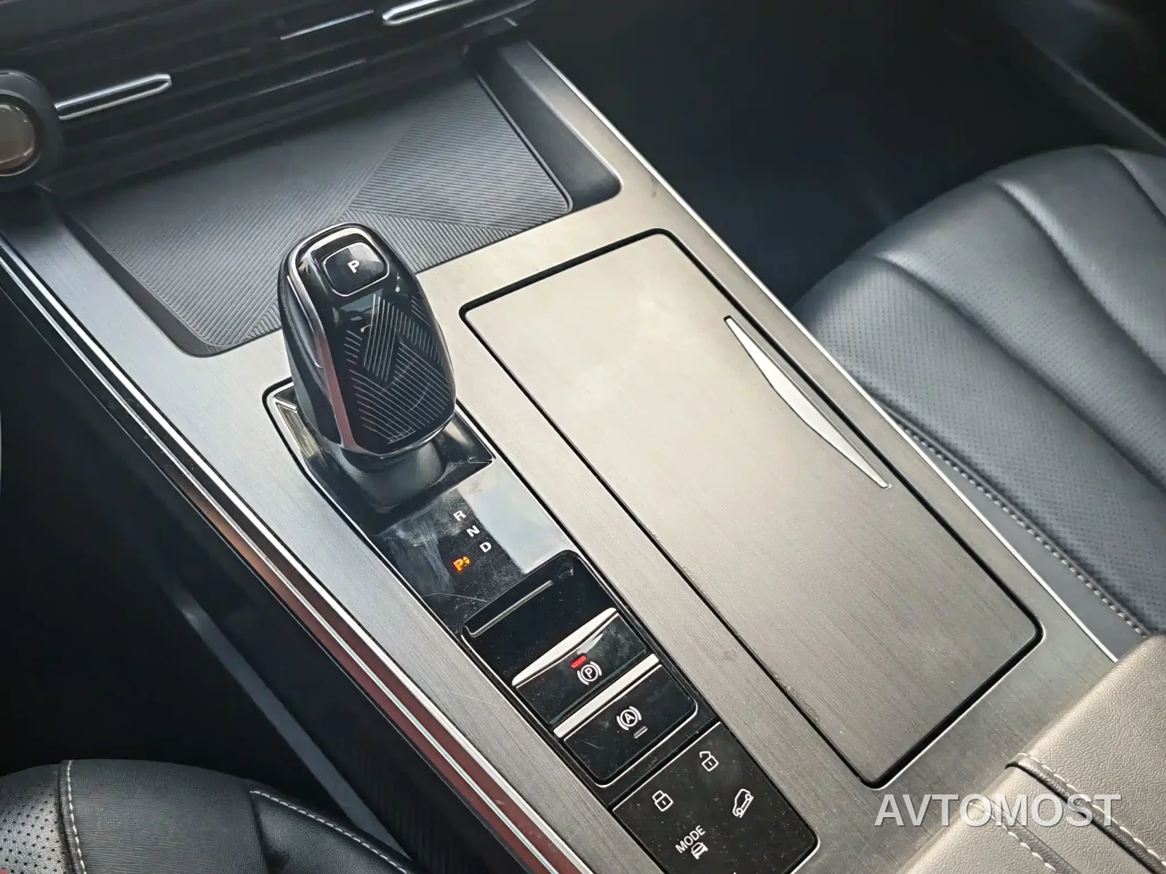 Roewe RX5 eMAX 2022 1.5T PHEV Fearless Honor Edition — фото 15