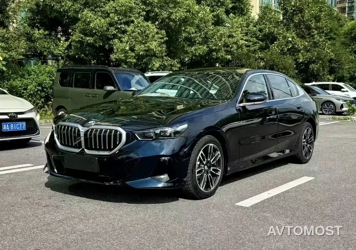 BMW 5 Series 2026 525Li M Sport Package — фото 1