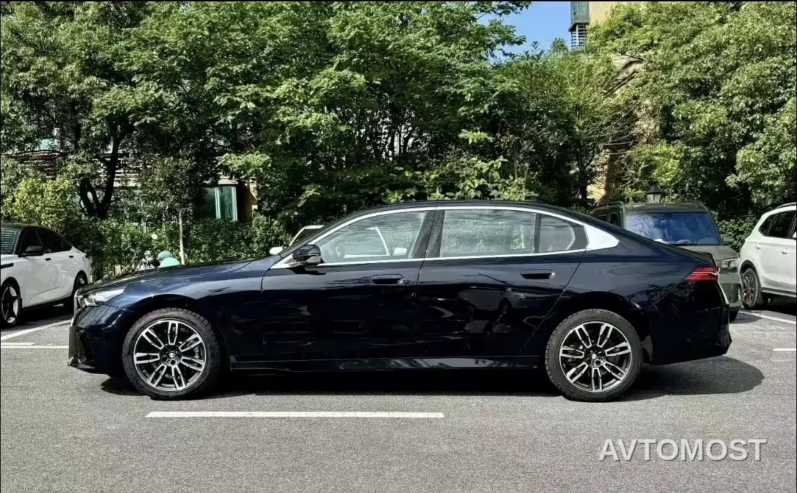 BMW 5 Series 2026 525Li M Sport Package — фото 2