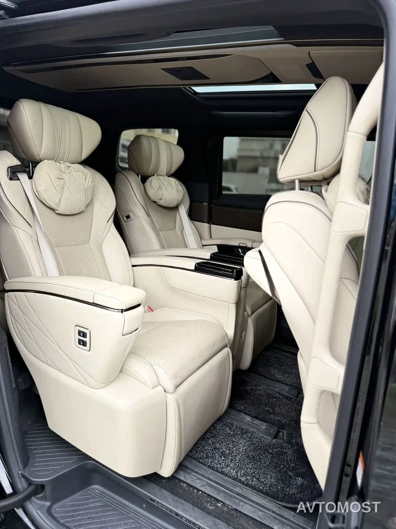 Toyota Crown (Import) 2024 2.5L Ultimate Edition — фото 11