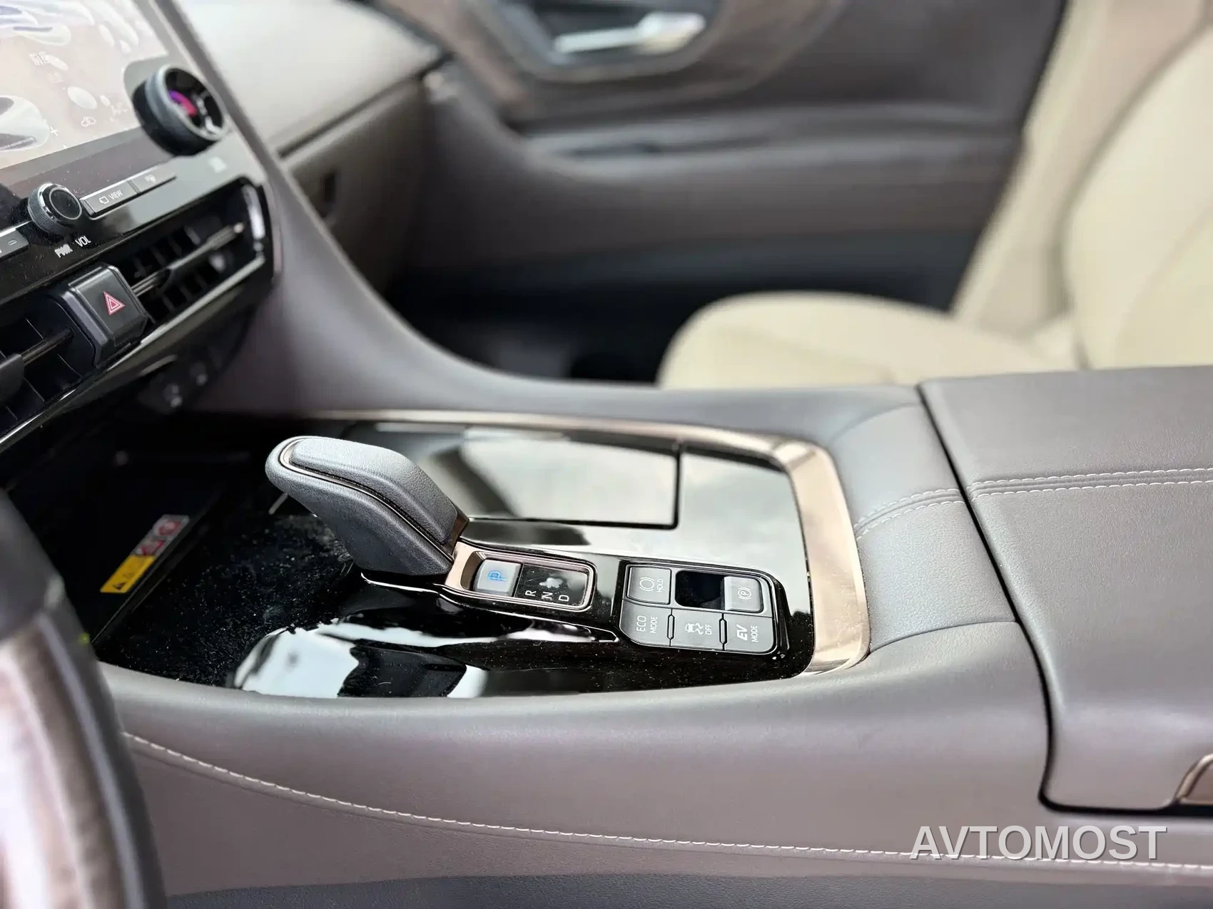 Toyota Crown (Import) 2024 2.5L Ultimate Edition — фото 14