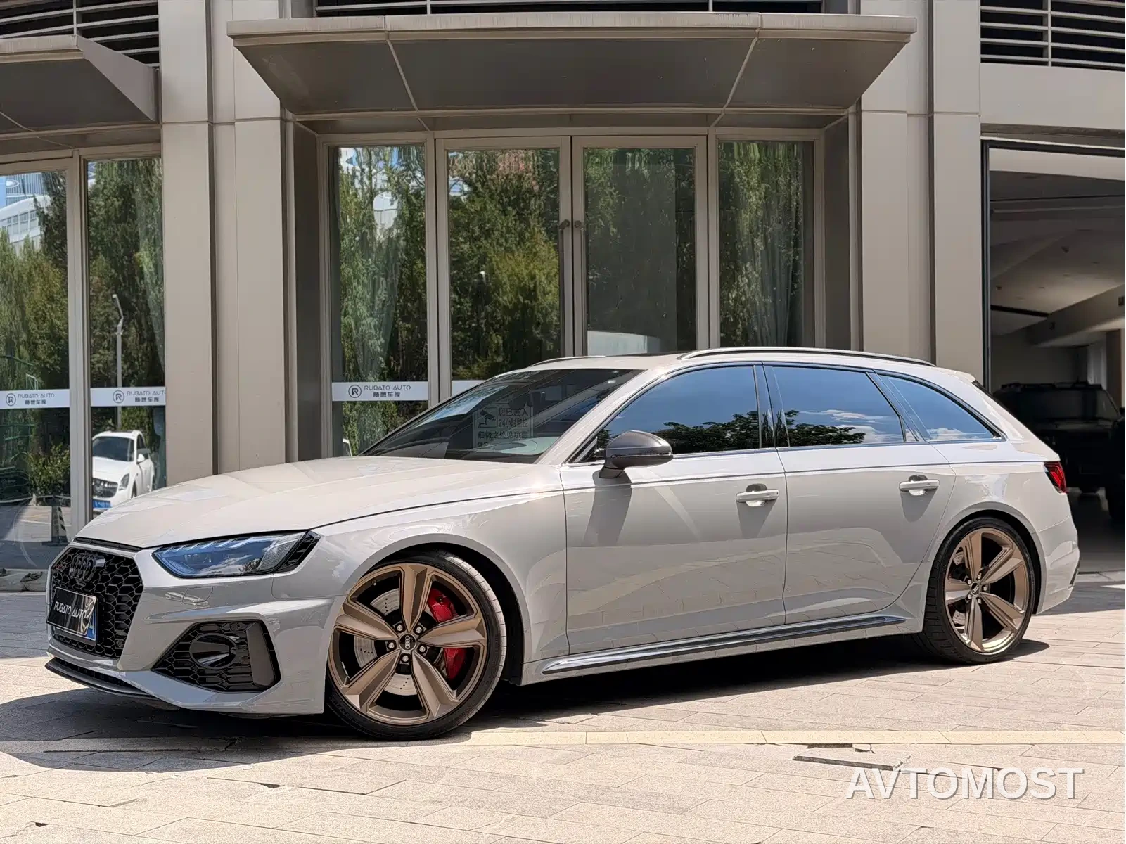 Audi RS 4 2023 Model RS4 Avant Dark Gold Edition — фото 1