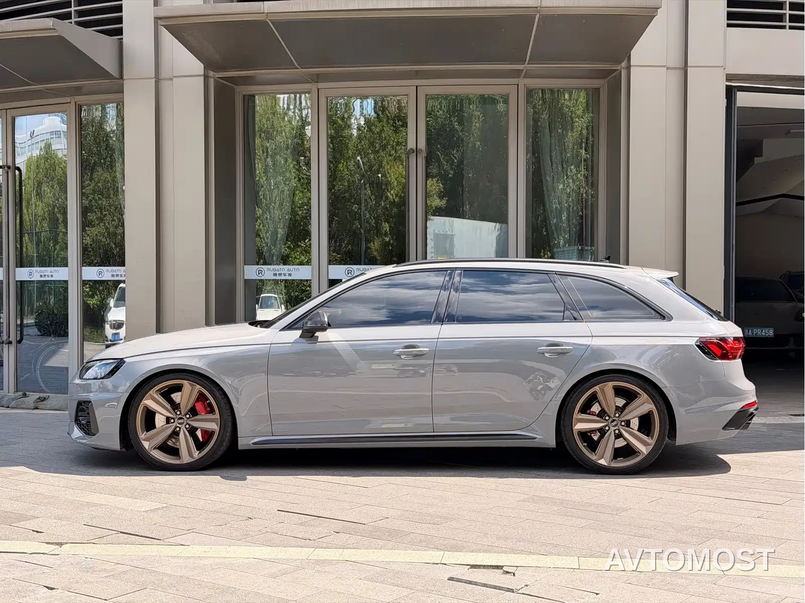 Audi RS 4 2023 Model RS4 Avant Dark Gold Edition — фото 2