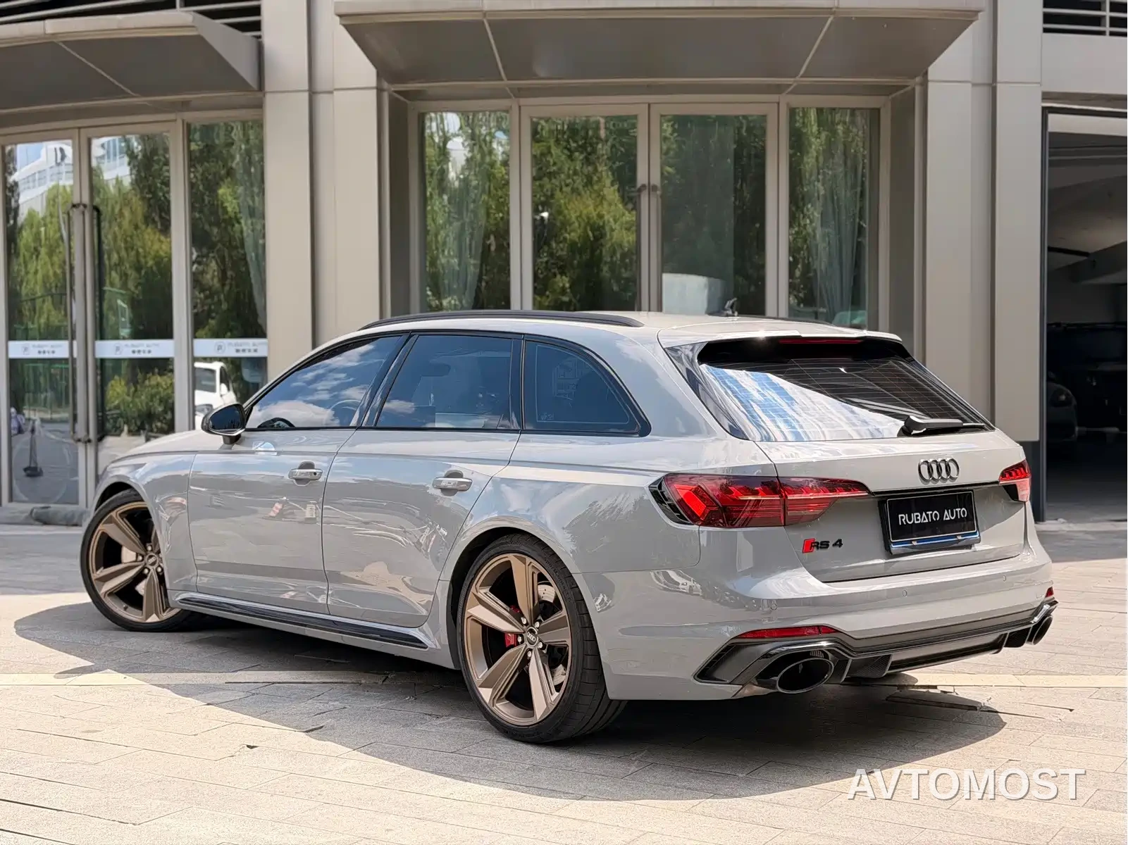 Audi RS 4 2023 Model RS4 Avant Dark Gold Edition — фото 3