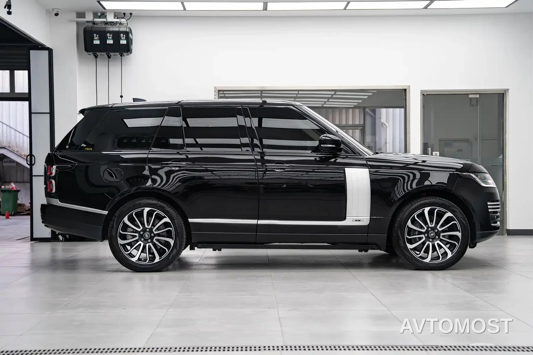 Land Rover Range Rover 2020 3.0 L6 Shengshi Edition — фото 4