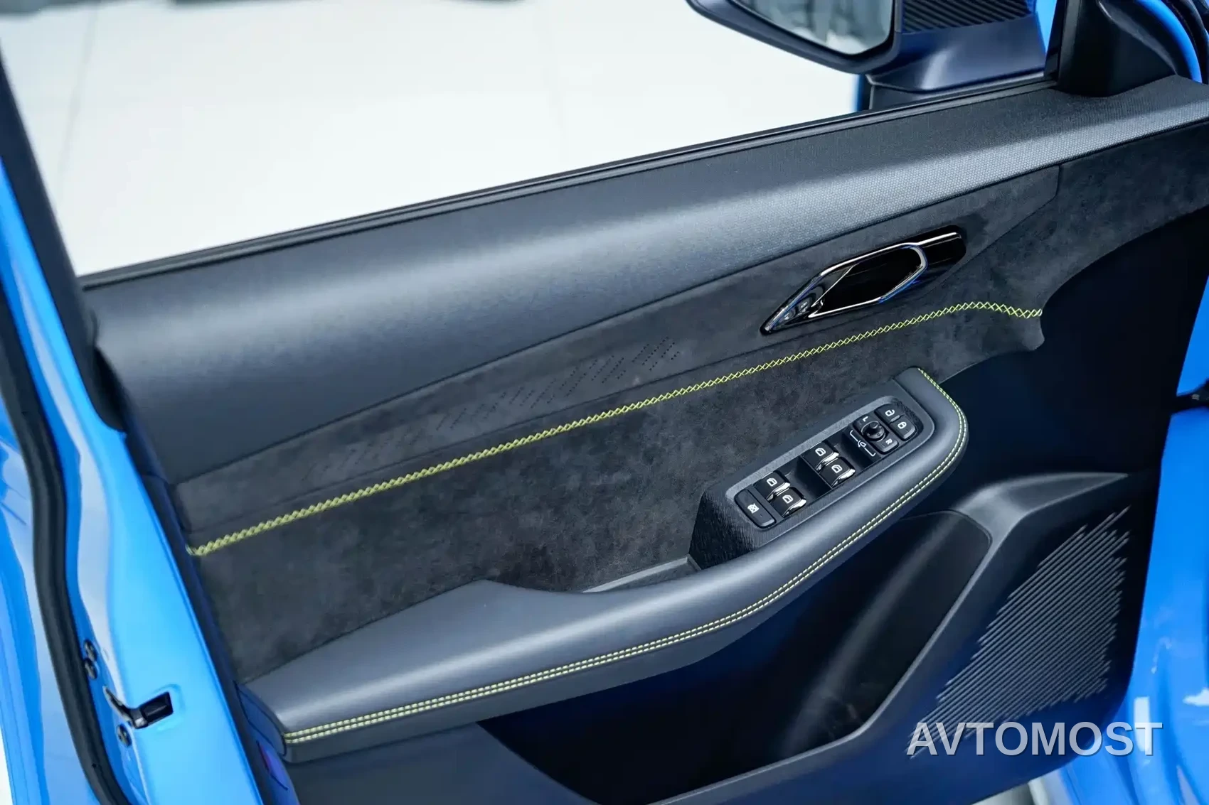 Lynk & Co 03 2023 03+ 2.0TD Auto Cyan Custom Performance Package — фото 7
