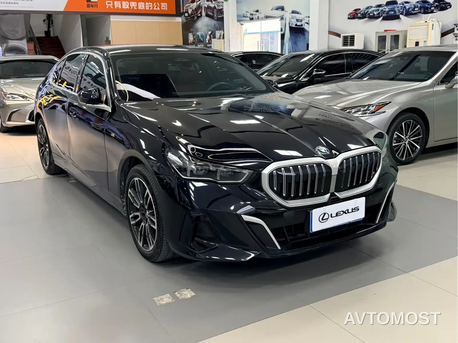 BMW 5 Series 2025 530Li Leading M Sport Package — фото 3