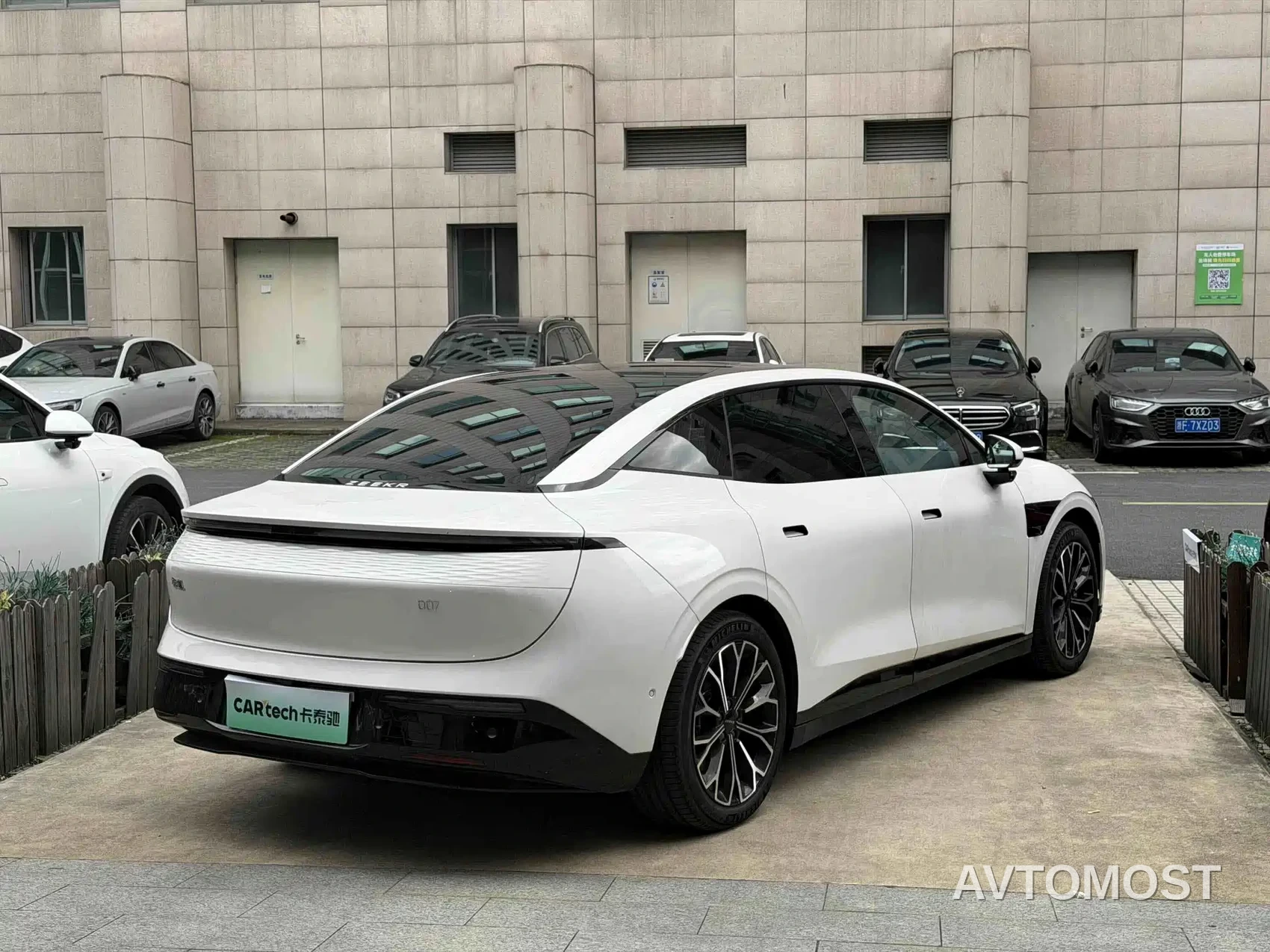 Zeekr 007 2024 Rear-Wheel Drive Smart Edition 75kWh — фото 4