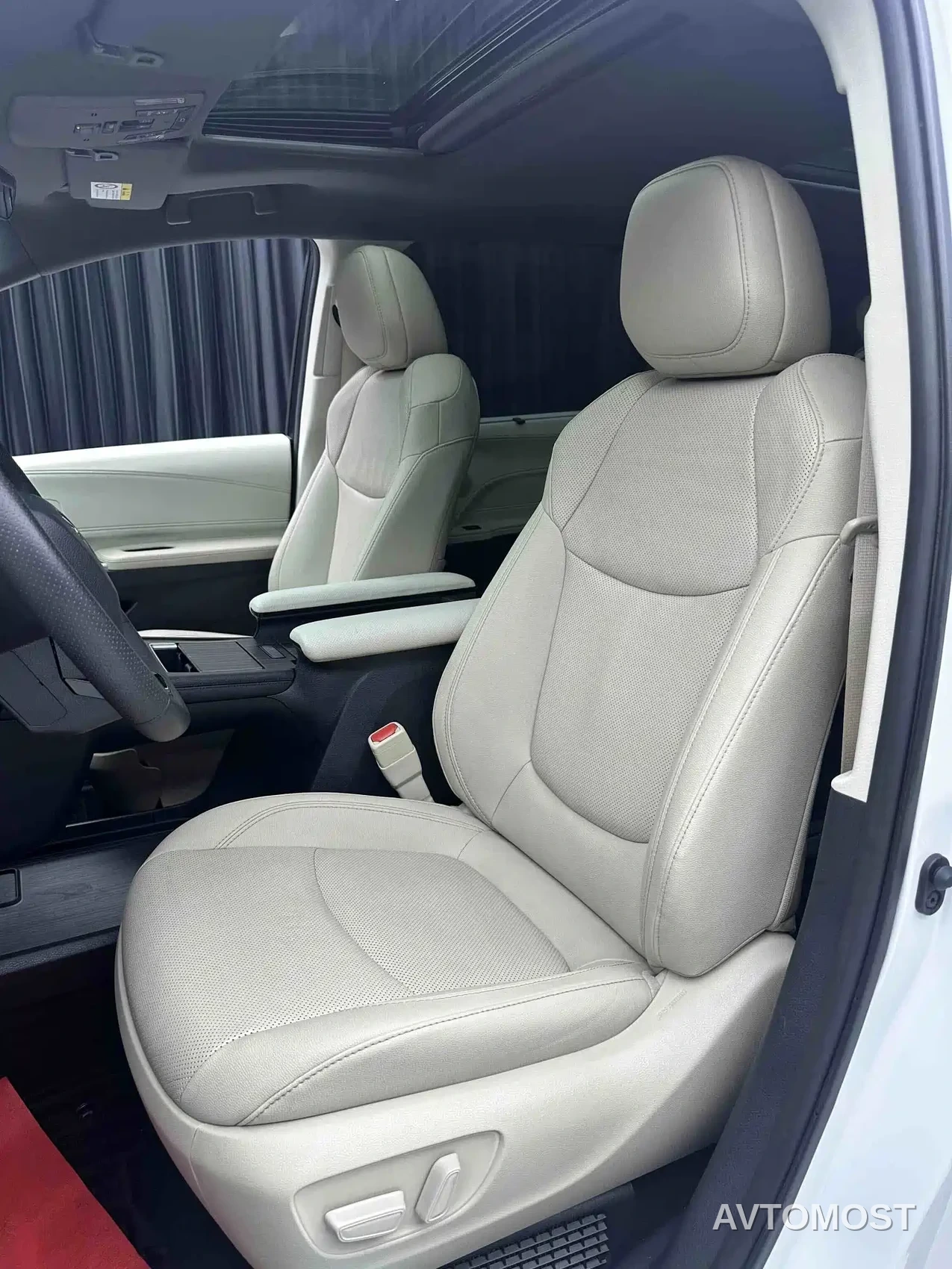 Toyota Granvia 2023 2.5L Hybrid VIP Edition — фото 3