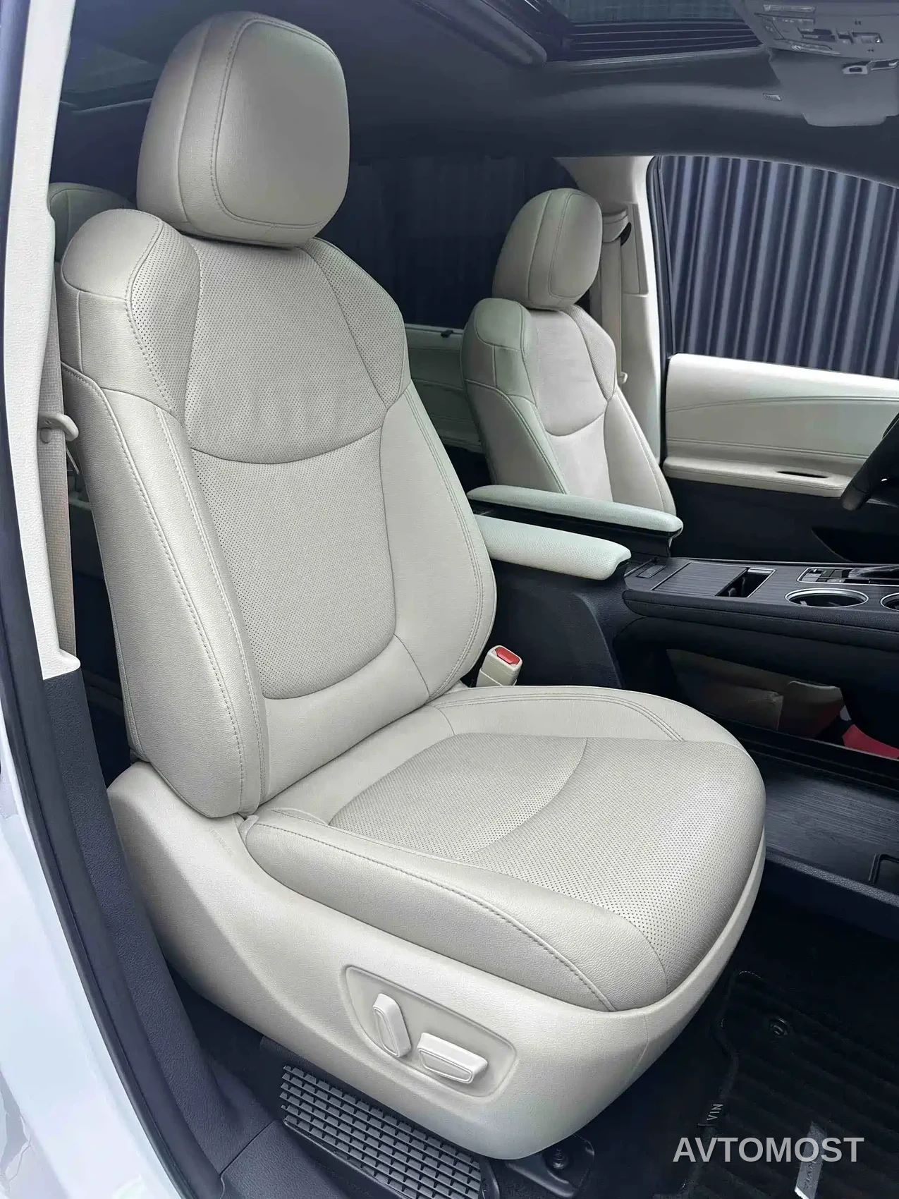 Toyota Granvia 2023 2.5L Hybrid VIP Edition — фото 5