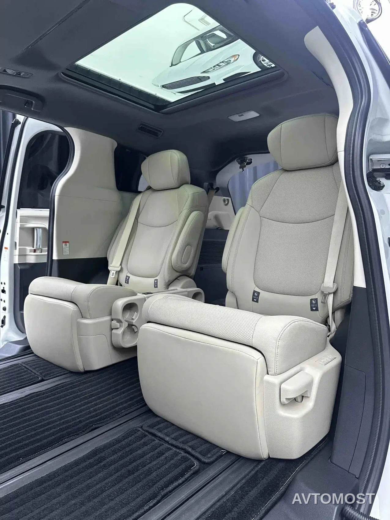 Toyota Granvia 2023 2.5L Hybrid VIP Edition — фото 6