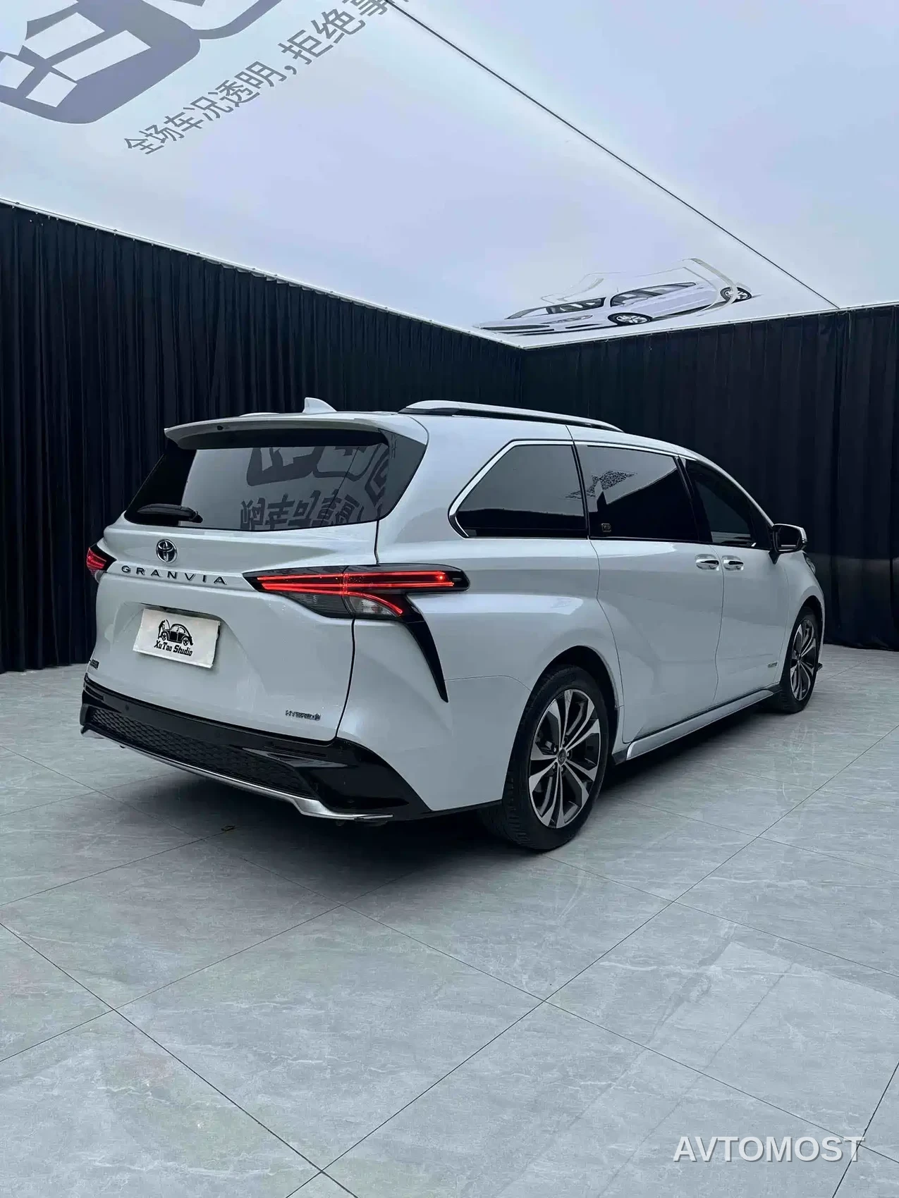 Toyota Granvia 2023 2.5L Hybrid VIP Edition — фото 8