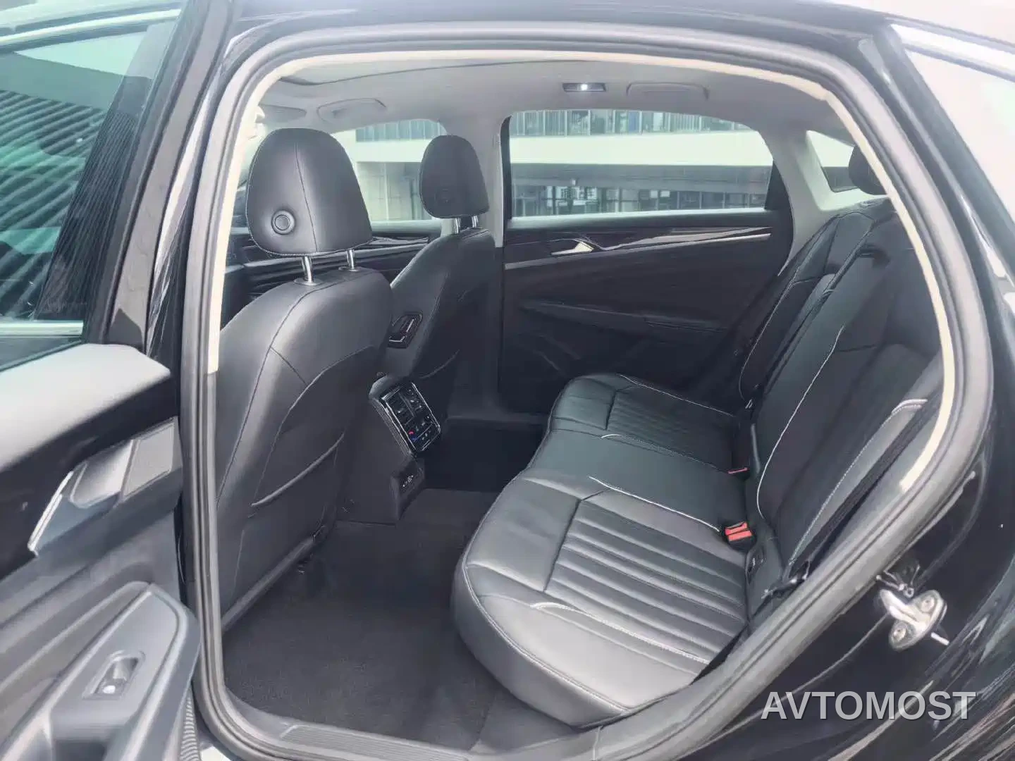Volkswagen Passat 2023 Facelift 330TSI Starlight Elite Edition — фото 2