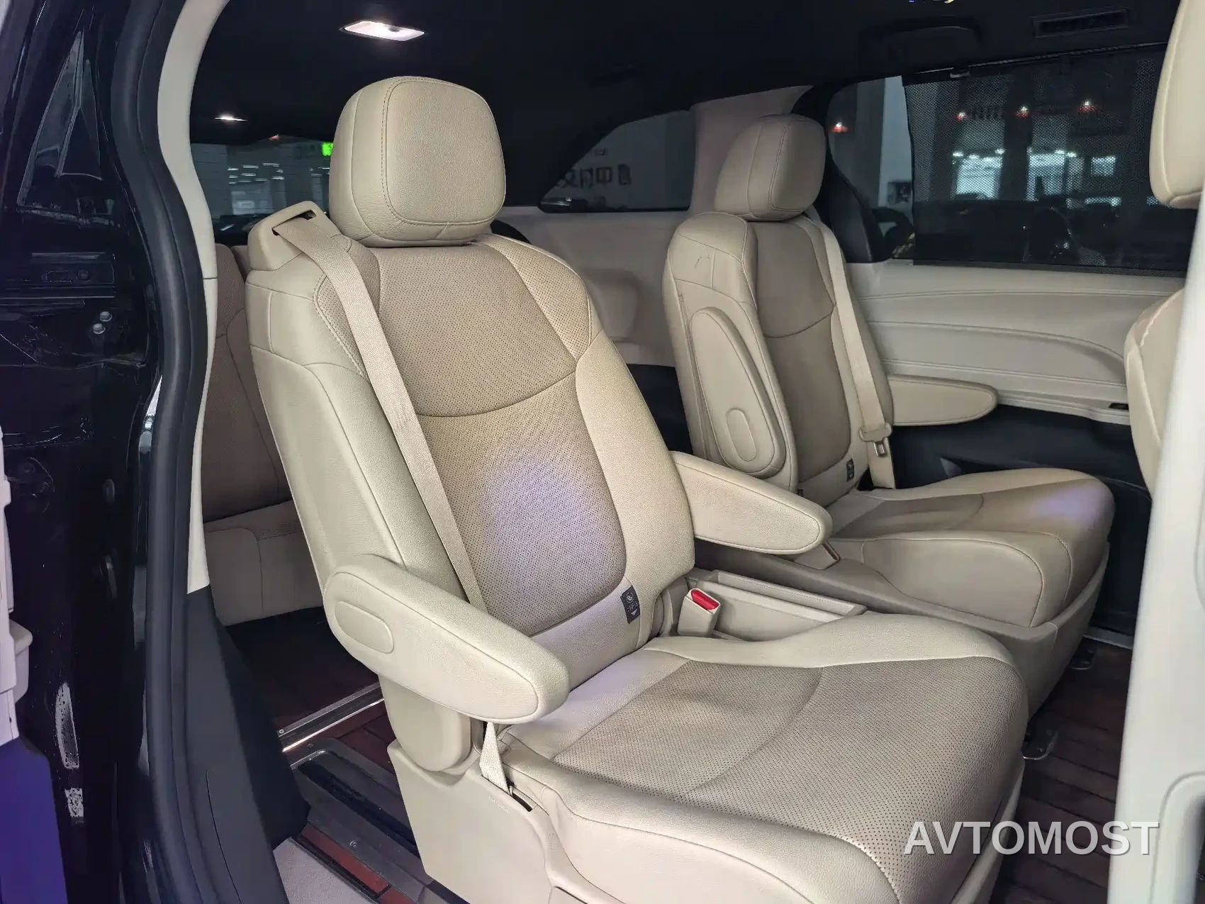 Toyota Sienna 2021 2.5L Hybrid Luxury Edition — фото 15